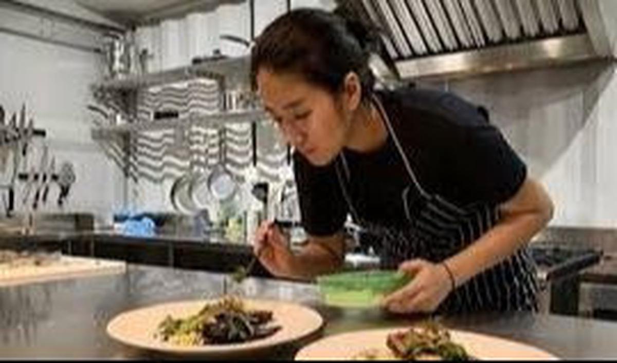 Ada juga yang salfok dengan penampilan Chef Renatta. penampilannya ramai disebut begitu cantik meski tanpa makeup.<br>