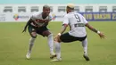 Pemain Madura United, Rafael Feital Da Silva (kanan) dan Hugo Gomes Dos Santos Silva merayakan gol pertama timnya ke gawang Persipura Jayapura dalam laga pekan ke-6 BRI Liga 1 2021/2022 di Stadion Wibawa Mukti, Cikarang, Minggu (03/10/2021). (Bola.com/Bagaskara Lazuardi)