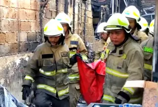 Kebakaran yang melanda sejumlah bangunan di Pulo Gadung, Jakarta Timur, pada Minggu, 12 Juli 2026 sekitar pukul 03.00 WIB diduga dipicu korsleting listrik. (Foto: Antara)