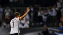 Bastian Schweinsteiger memberikan salam perpisahan usai mengantar Jerman menang melawan Finlandia  2-0 di Monchengladbach, Jerman (1/9/2016) dini hari WIB. (AFP/Patrik Stollarz)
