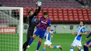 Striker Barcelona, Luis Suarez, berebut bola dengan kiper Espanyol, Diego Lopez, pada laga La Liga di Stadion Camp Nou, Rabu (8/7/2020). Barcelona menang 1-0 atas Espanyol. (AFP/Lluis Gene)