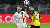 Striker Paris Saint-Germain, Neymar, berebut bola dengan pemain Borussia Dortmund pada leg pertama 16 besar Liga Champions di Signal Iduna Park, Dortmund, Rabu (19/2) dini hari WIB. Dortmund menang 2-1 atas PSG. (AFP/Tobias Schwarz)