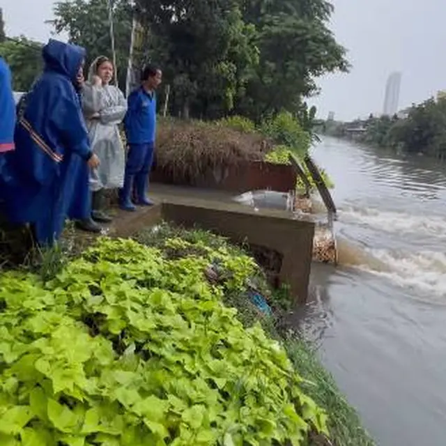 Pakai Mantel Kresek, Ini 7 Momen Tina Toon Tinjau Lokasi Banjir yang Tuai Banyak Pujian