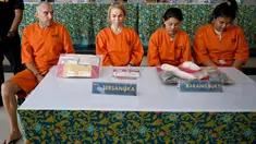 (Dari kiri) Warga Negara  Prancis bernama Olivier Jover, Warga Negara  Rusia bernama Tatiana Firsova, Warga Negara  Thailand bernama Kasarin Khamkhao dan Sanicha maneetes dalam konferensi pers penyelundupan narkotika di Kantor Bea Cukai Ngurah Rai, Bali, Senin (21/10/2019). (SONNY TUMBELAKA/AFP)
