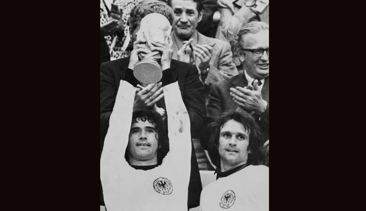 Gerd Muller. Eks striker Jerman Barat yang telah tutup usia pada 15 Agustus 2021 dalam usia 75 tahun ini hanya tampil dalam dua edisi Piala Dunia, 1970 dan 1974. Namun ia juga total berkontribusi dalam 20 gol dalam dua edisi tersebut, dengan rincian mencetak 14 gol dan 6 assist dari 13 laga. Torehannya tersebut mampu membawa Jerman Barat menjadi juara Piala Dunia pada edisi 1974. (AFP)