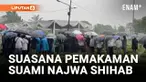Hujan deras menyelimuti prosesi pemakaman suami Najwa Shihab, Ibrahim Syarif Assegaf, di TPU Jeruk Purut, Jakarta Selatan, Rabu (21/5)