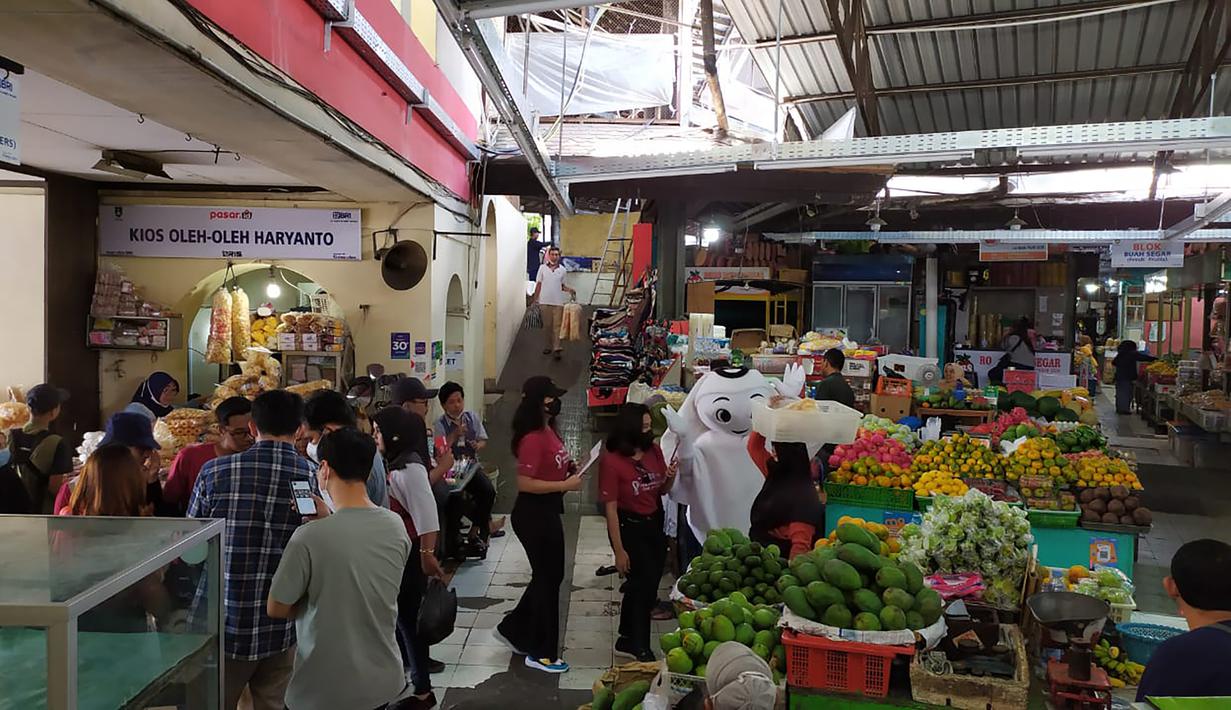 La'eeb juga berinteraksi dengan warga di sekitar Pasar Gede Hardjonagoro, seperti para pedagang buah yang berada di bagian depan pasar. (Procomm Surya Citra Media)