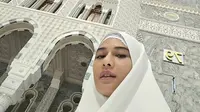 Dian Sastrowardoyo Unggah Foto Umrah Pakai Hijab Putih, Disebut Bidadari Surga.&nbsp; foto: Instagram @therealdisastr/https://www.instagram.com/p/DFRaQwCTdTw/Henry)
