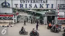 Suasana di sekitar gerbang pintu masuk Universitas Trisakti, Grogol, Jakarta.com/Faizal Fanani)