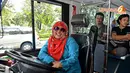  Saat ditemui di Jalan Merdeka Barat, Jakarta Pusat, pramudi ini tampak tersenyum bangga menjadi wanita Indonesia (Liputan6.com/Johan Tallo) 