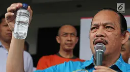 Deputi Pemberantasan BNN, Irjen Pol. Arman Depari menunjukkan barang bukti narkotika cair saat rilis di Jakarta, Kamis (21/12). Sekitar 80 botol air berisi narkotika cair diamankan dari diskotek MG International Club. (Liputan6.com/Herman Zakharia)