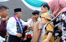 Wagub Jambi Serahkan 503 Beasiswa Dumisake untuk Pelajar Pesisir Tanjabbar, Wujudkan Pendidikan Merata