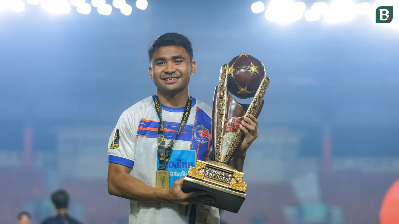 Asnawi Mangkualam Bahar saat mengangkat trofi usai timnya Port FC berhasil keluar menjadi juara Piala Presiden 2025 yang berlangsung di Stadion Si Jalak Harupat, Kabupaten Bandung, pada Minggu (13/7/2025) malam WIB.
