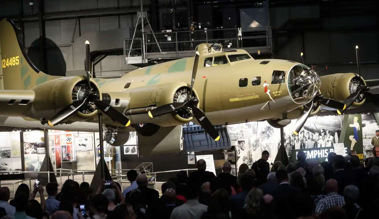 Boeing B-17 Flying Fortress, Memphis Belle saat dipamerkan di Museum Nasional Angkatan Udara AS, Dayton, Ohio, Rabu (16/5). Bomber Perang Dunia II ini dipamerkan untuk pertama kalinya usai direstorasi bertahun-tahun di museum. (AP Photo/John Minchillo)