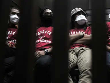 Aktivis Koalisi Inisiatif Bersihkan Udara Koalisi Semesta (Ibu kota) menghadiri sidang perdana gugatan polusi udara di Jakarta di PN Jakarta Pusat, Kamis (1/8/2019). Mereka mengenakan masker dan pakaian kaus berwarna merah bertuliskan "Jakarta vs Polisi Udara". (merdeka.com/Iqbal S Nugroho)