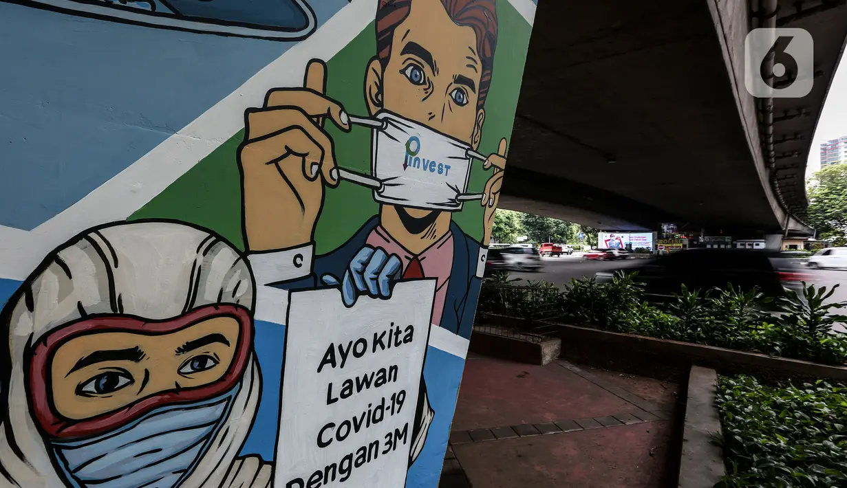 Mural imbauan untuk melawan COVID-19 terlihat di bawah kolong jembatan di Jakarta, Kamis (17/11/2020). Menteri Koordinator Bidang Perekonomian, Airlangga Hartarto, menyebut tingkat kesembuhan kasus positif Covid-19 di Indonesia saat ini sudah mencapai 82 persen. (Liputan6.com/JohanTallo)