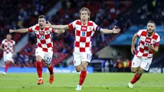 Pemain Kroasia Luka Modric (tengah) melakukan selebrasi usai mencetak gol ke gawang Skotlandia pada pertandingan Grup D Euro 2020 di Stadion Hampden Park, Glasgow, Selasa (22/6/2021). Kroasia menang 3-1. (Robert Perry/Pool via AP)