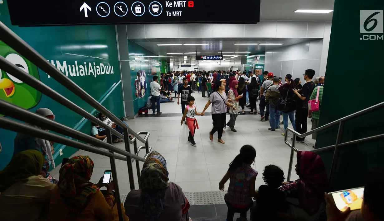 Antrean calon penumpang saat membeli tiket untuk menggunakan layanan transportasi Moda Raya Terpadu (MRT) di Stasiun Bundaran HI, Jakarta, Rabu (3/4). Layanan MRT dimulai pukul 05.30 WIB hingga 22.01 WIB. (merdeka.com/Imam Buhori)