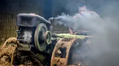 Seorang pria mencampur bahan untuk membuat batu bata di sebuah pabrik batu bata di pinggiran Kajhu, Provinsi Aceh (18/11/2020). (AFP/Chaideer Mahyuddin)
