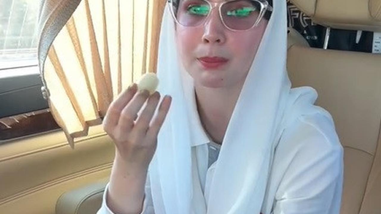Arumi Bachsin dan Emil Dardak Borong Rambutan Binjai di Pinggir Jalan, Netizen: 'Rendah Hati Meski Sudah Tinggi'