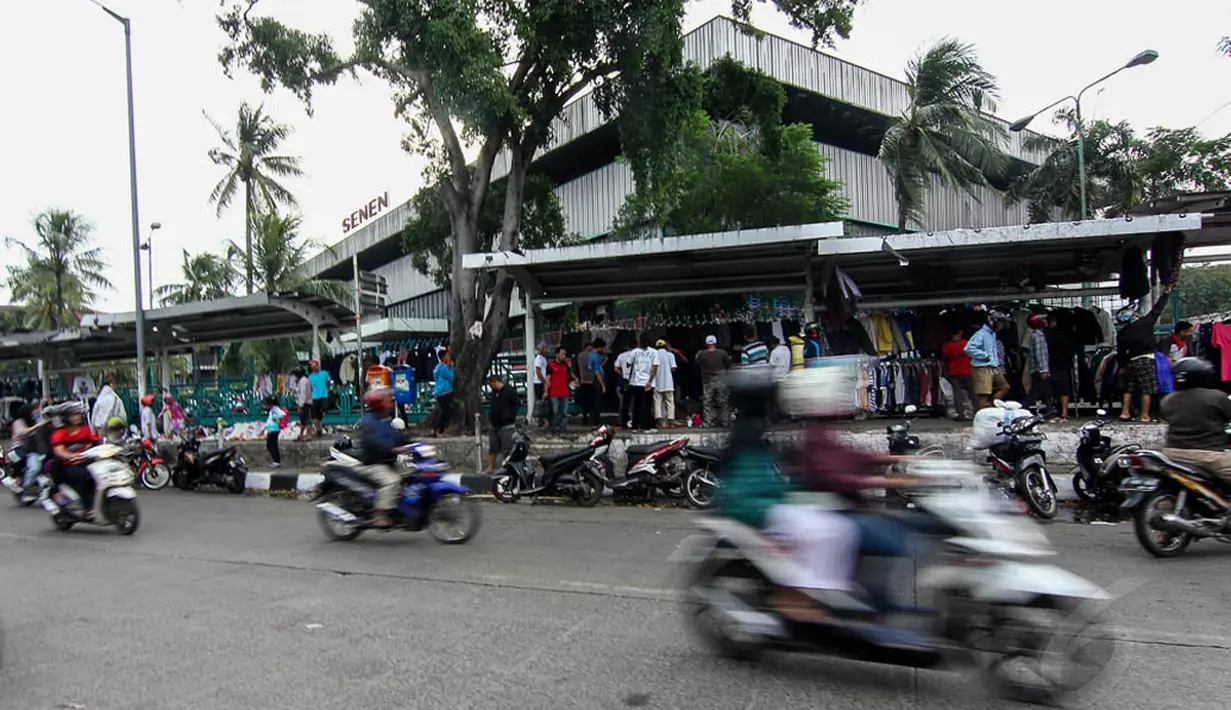 Pasca kebakaran, Minggu (27/4/14), pedagang Pasar Senen terlihat menggelar dagangannya di sepanjang trotoar Jalan Senen Raya. (Liputan6.com/Faizal Fanani)  