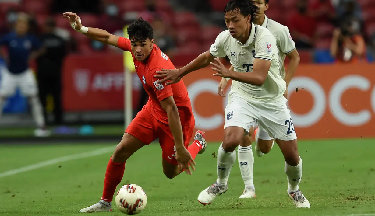Irfan Fandi merupakan pemain Timnas Singapura di Piala AFF 2022. Ia merupakan anak dari pesepak bola legendaris Fandi Ahmad. Fandi kini bermain di klub Thailand BG Pathum United. Ia tercatat memiliki nilai pasar sebesar 500 ribu euro atau Rp8,69. Pria 25 tahun itu tercatat telah mencetak 1 gol dan 1 assist dalam 45 penampilannya sejak debut pada 2016 silam. (AFP/Roslan Rahman)