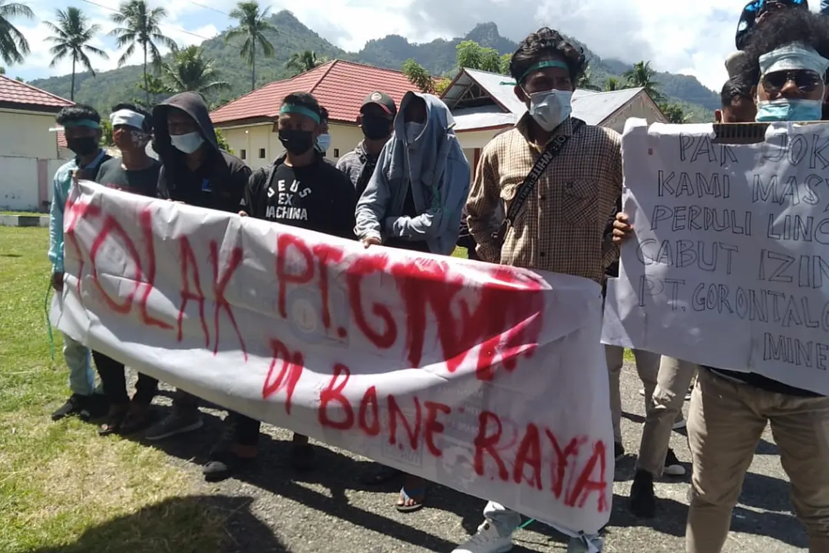 Sejumlah warga Kecamatan Bone Raya saat melakukan aksi penolakan Perusahaan Tambang Emas PT. Gorontalo Mineral (Arfandi Ibrahim/Liputan6.com)