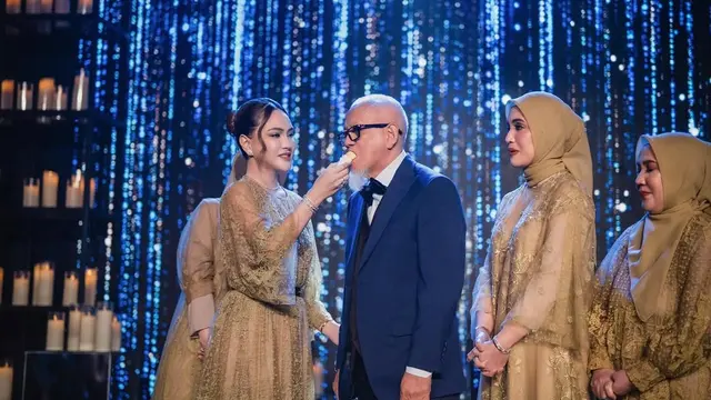 Momen Shandy Aulia dan ketiga kakaknya merayakan ulang tahun ayah mereka (Instagram/@shandyaulia)