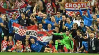 Pemain Kroasia foto bersama anak-anak mereka usai menumbangkan Inggris pada laga semifinal Piala Dunia 2018 di Stadion Luzhniki, Moskow, Rabu, Rabu (11/7). (AFP PHOTO/Kirill KUDRYAVTSEV)