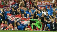 Pemain Kroasia foto bersama anak-anak mereka usai menumbangkan Inggris pada laga semifinal Piala Dunia 2018 di Stadion Luzhniki, Moskow, Rabu, Rabu (11/7). (AFP PHOTO/Kirill KUDRYAVTSEV)