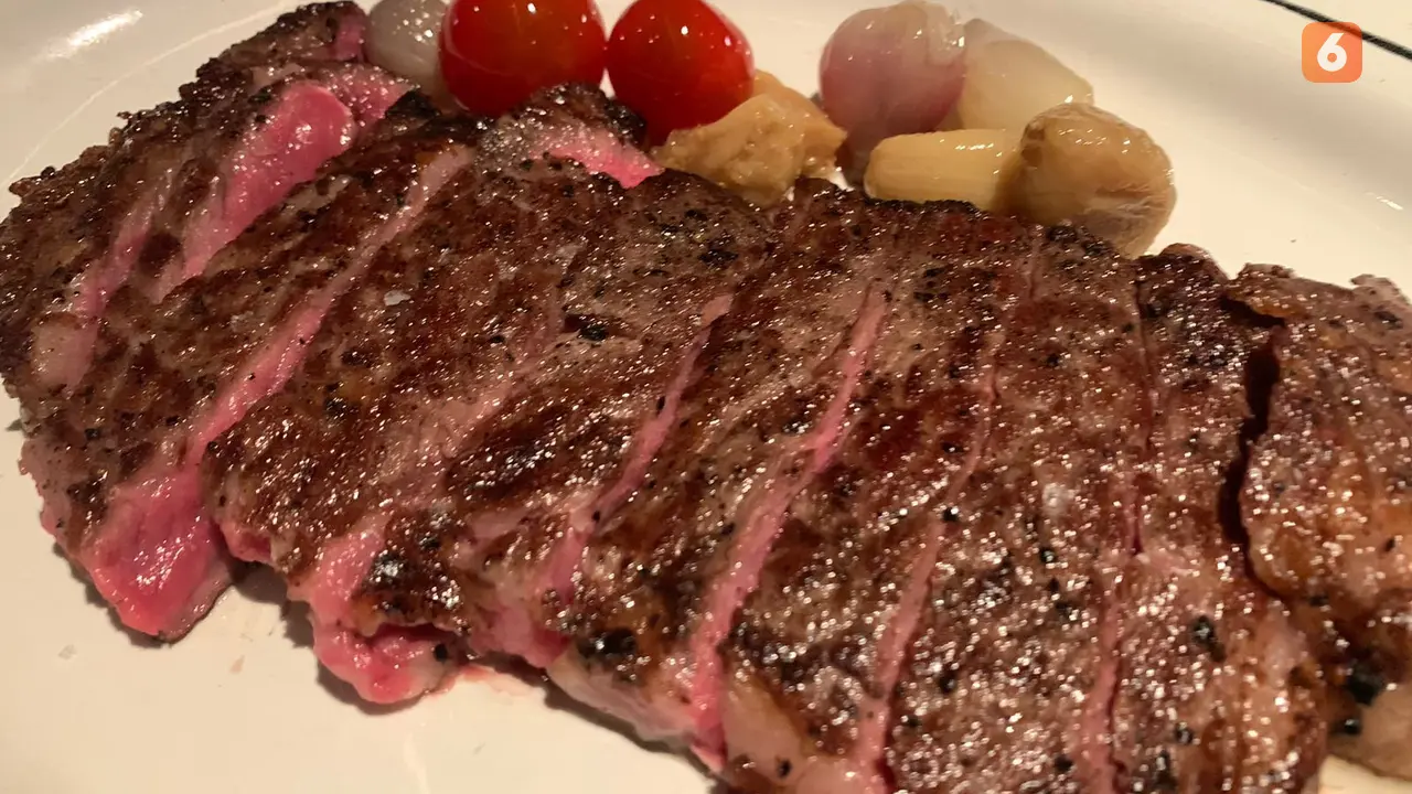 Australian Wagyu Steak sirloin dengan tingkat kematangan medium rare yang disajikan di Meatguy Steakhouse pada Kamis, 1 Februari 2024