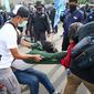 Petugas kepolisian mengamankan massa yang diduga hendak berbuat kericuhan saat aksi unjuk rasa di kawasan Patung Kuda, Jakarta, Kamis (22/10/2020). Penangkapan dilakuka  untuk mencegah hal hal yang tak di inginkan saat unjuk rasa. (Liputan6.com/Faizal Fanani)