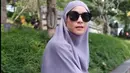 <p>Kali ini, Zaskia memadukan gamis dan hijab syar&rsquo;i berwarna lilac dengan sneakers dan sling bag nuansa coklat. [Instagram/zaskiadyamecca]</p>