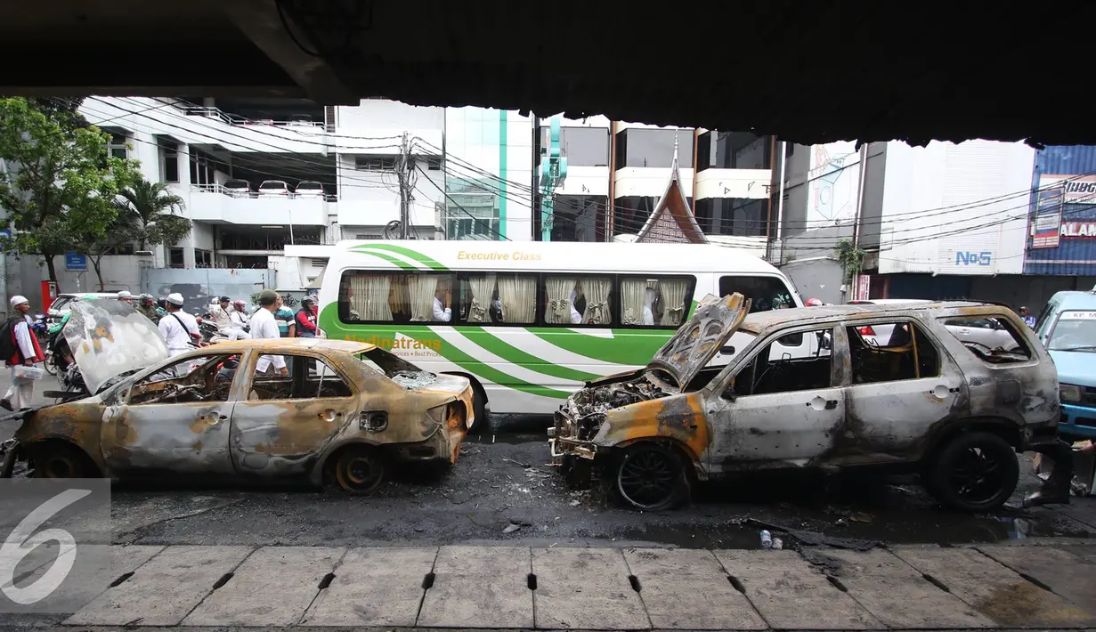 Mobil Toyota Vios bernopol B-1632-SPM dan Honda CR-V B-128-GJ yang terbakar di Pecenongan, Jakarta, Sabtu (11/2). Kedua mobil tersebut diduga terbakar akibat dilempari bom molotov orang tak dikenal. (Liputan6.com/Immanuel Antonius)