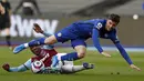 Gelandang Chelsea, Mason Mount (atas) dan bek West Ham United, Angelo Ogbonna terjatuh saat perebutan bola dalam laga lanjutan Liga Inggris 2020/2021 pekan ke-33 di The London Stadium, London, Sabtu (24/4/2021). Chelsea menang 1-0 atas West Ham. (AFP/Alastair Grant/Pool)