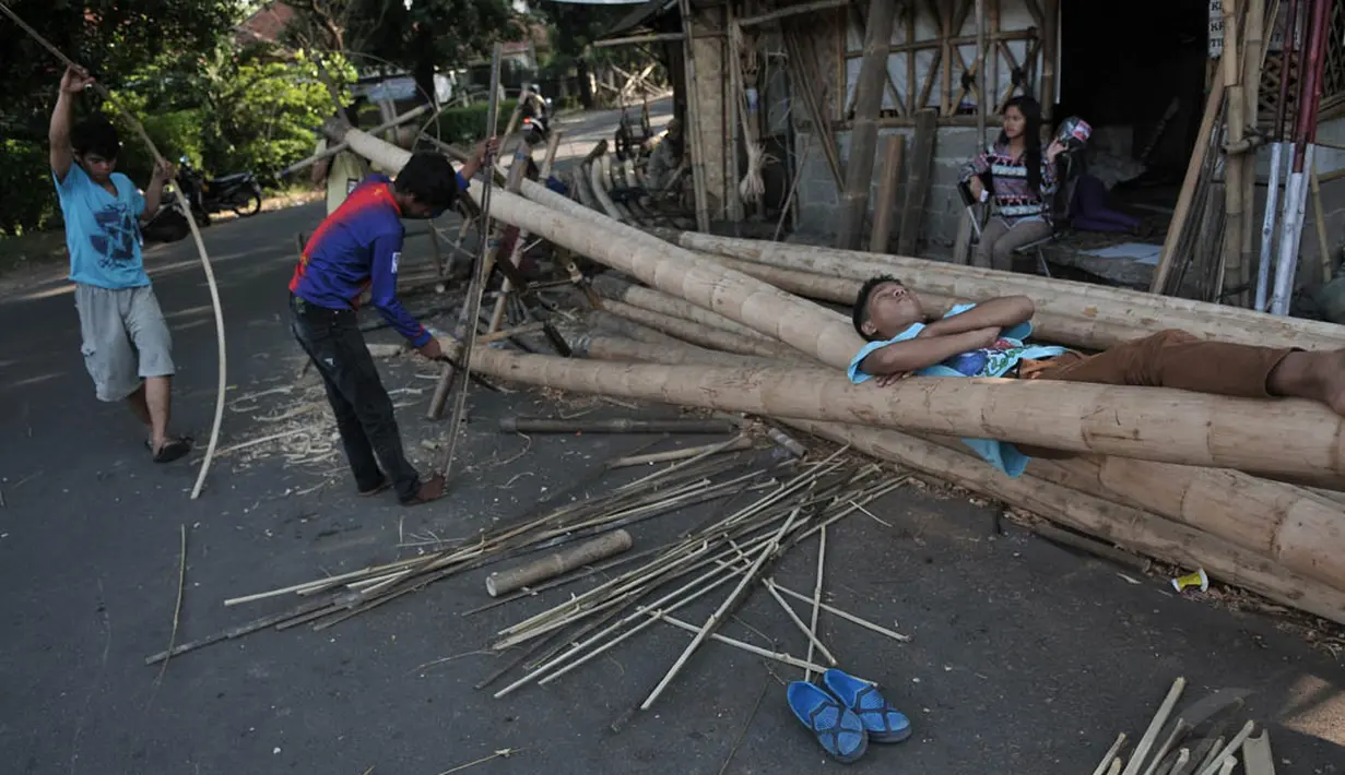 Salah satu penjual pohon pinang di kawasan Manggarai, Jakarta, Kamis (7/8/14). (Liputan6.com/Johan Tallo)