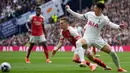 Sementara, gol Tottenham Hotspur dicetak oleh Cristian Romero di menit ke-64 dan Son Heung-min lewat titik putih pada menit ke-87. (AP Photo/Kin Cheung)