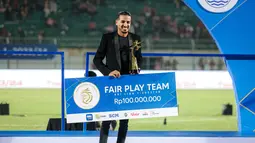 Pada kategori tim paling fair play, Borneo FC terpilih sebagi penerima penghargaan yang diwakili oleh asisten manajer tim, Farid Abubakar. Borneo FC sendiri adalah juara reguler Series BRI Liga 1 2023/2024 yang akhirnya tersingkir di semifinal Championship Series usai kalah dari Madura United. Selain trofi Borneo FC juga berhak atas hadiah uang sebesar Rp100 juta. (Bola.com/Bagaskara Lazuardi)