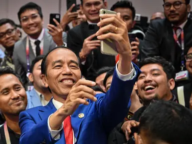 Presiden Republik Indonesia Joko Widodo atau Jokowi (tengah) berswafoto dengan para jurnalis usai konferensi pers pada KTT ke-43 ASEAN di Jakarta, Kamis (7/9/2023). (Adek BERRY/AFP)