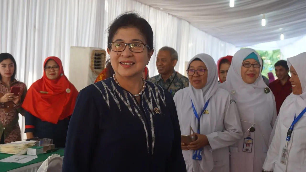 Menkes tinjau stand pemeriksaan jantung saat Hari Pers Nasional di Padang (Sumber : Biro Komunikasi dan Pelayanan Masyarakat Kemenkes RI)