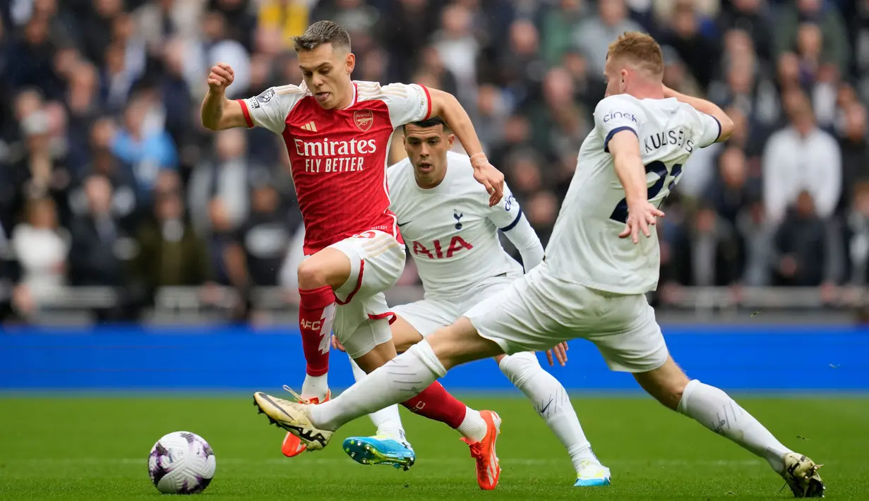 Laga Tottenham Hotspur melawan Arsenal berlangsung sengit. (AP Photo/Kin Cheung)