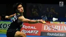 Pebulutangkis Indonesia, Panji Ahmad Maulana mengembalikan kok ke arah pemain Thailand, Suppanyu Avihingsanon di Kualifikasi Indonesia Open 2017 di Jakarta Convention Centre, Senin (12/6). Panji unggul 21-17, 21-17. (Liputan6.com/Helmi Fithriansyah)