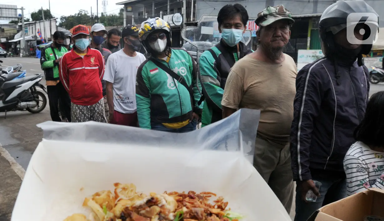 <p>Warga mengantre untuk mendapatkan bubur gratis di kawasan pintu keluar tol Kukusan Depok, Jawa Barat, Kamis (20/1/20222). Sumber dananya berasal dari dana pribadi seorang pengusaha warteg dan donasi dari berbagai elemen masyarakat sebagai wujud kepedulian kepada sesama. (merdeka.com/Arie Basuki)</p>