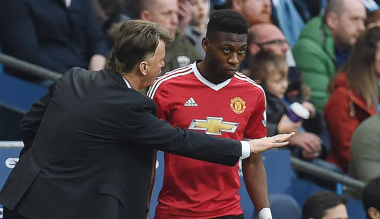 Louis van Gaal (kiri) memberikan arahan pemain muda Manchester United, Timothy Fosu-Mensah saat melawan  Manchester City  pada Liga Inggris di Etihad Stadium,  Manchester, (20/3/2016). (AFP/Paul Ellis)