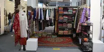 Berawal dari tahun 1982 dari tim produksi dan pengrajin dari kain songket, dengan belajar dan menempuh pendidikan membuat ia menjadi desainer. Kain mentah yang dijadikan sebuah busana dengan tampilan modern dan elegan khas sentuhan wastra Indonesia. Target pasar yang diincar merupakan dari kalangan menengah ke atas, perjalanan 40 tahun berkarya hingga memperkenalkan koleksi-koleksinya di panggung Internasional. (Foto: Parade Wastra.doc)
