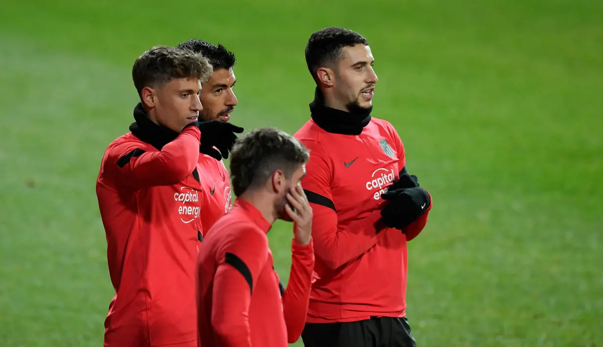 Para pemain Atletico Madrid mengikuti sesi latihan di Madrid, menjelang matchday kelima Grup B Liga Champions melawan AC Milan, Selasa (23/11/2021). Atletico dan AC Milan berjuang meraih tiket ke babak 16 besar Liga Champions pada Kamis dini hari WIB. (OSCAR DEL POZO/AFP)
