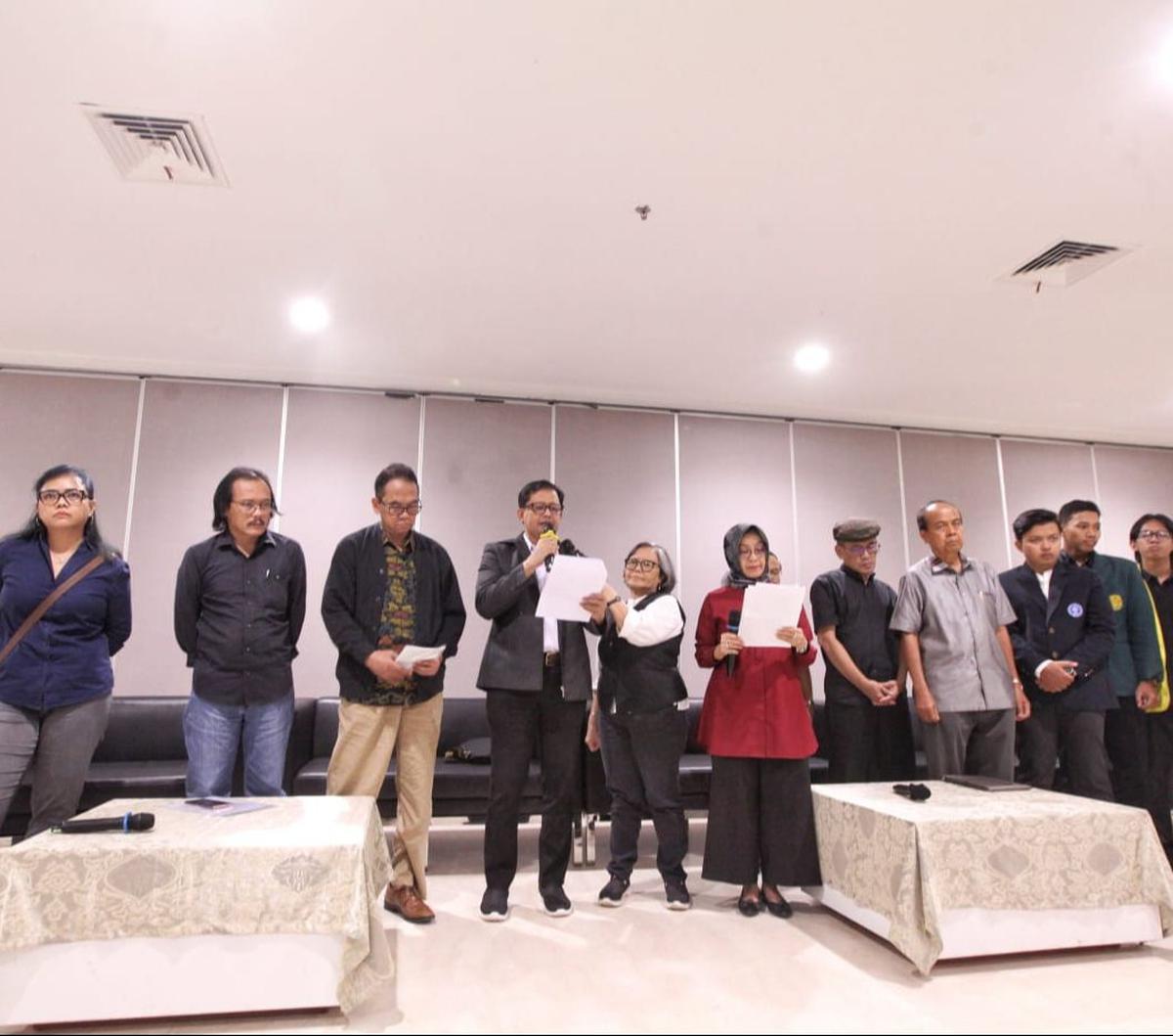 Guru besar dan akademisi dari beberapa perguruan tinggi berkumpul di Universitas Indonesia atau UI, Salemba, Jakarta, Kamis, (14/3/2024). Mereka menghadiri&nbsp;acara Temu Ilmiah Universitas Memanggil dengan tema 'Menegakkan Konstitusi, Memulihkan Peradab