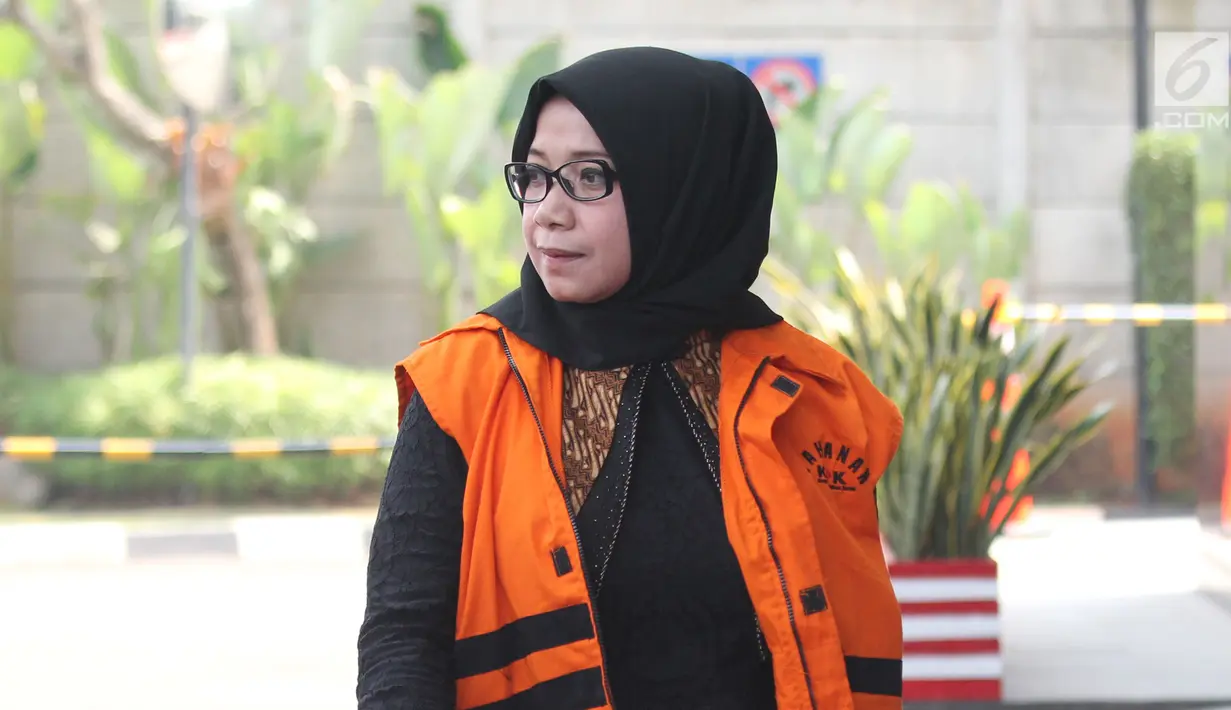 Anggota DPR Komisi VII Eni Maulani Saragih  tiba untuk menjalani pemeriksaan oleh penyidik di gedung KPK, Jakarta, Rabu (15/8). Eni Saragih diperiksa sebagai saksi untuk tersangka Johannes Budisutrisno Kotjo. (Merdeka.com/Dwi Narwoko)