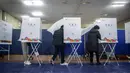Warga memberikan suara pada pemilihan presiden di TPS lokal di Paju, Korea Selatan, Rabu (9/3/2022). Korea Selatan mulai pemilihan presiden dengan mempertarungkan Lee Jae-myung yang berhaluan liberal dan Yoon Suk-yeol dari kubu konservatif. (Lim Byung-shick/Yonhap via AP)