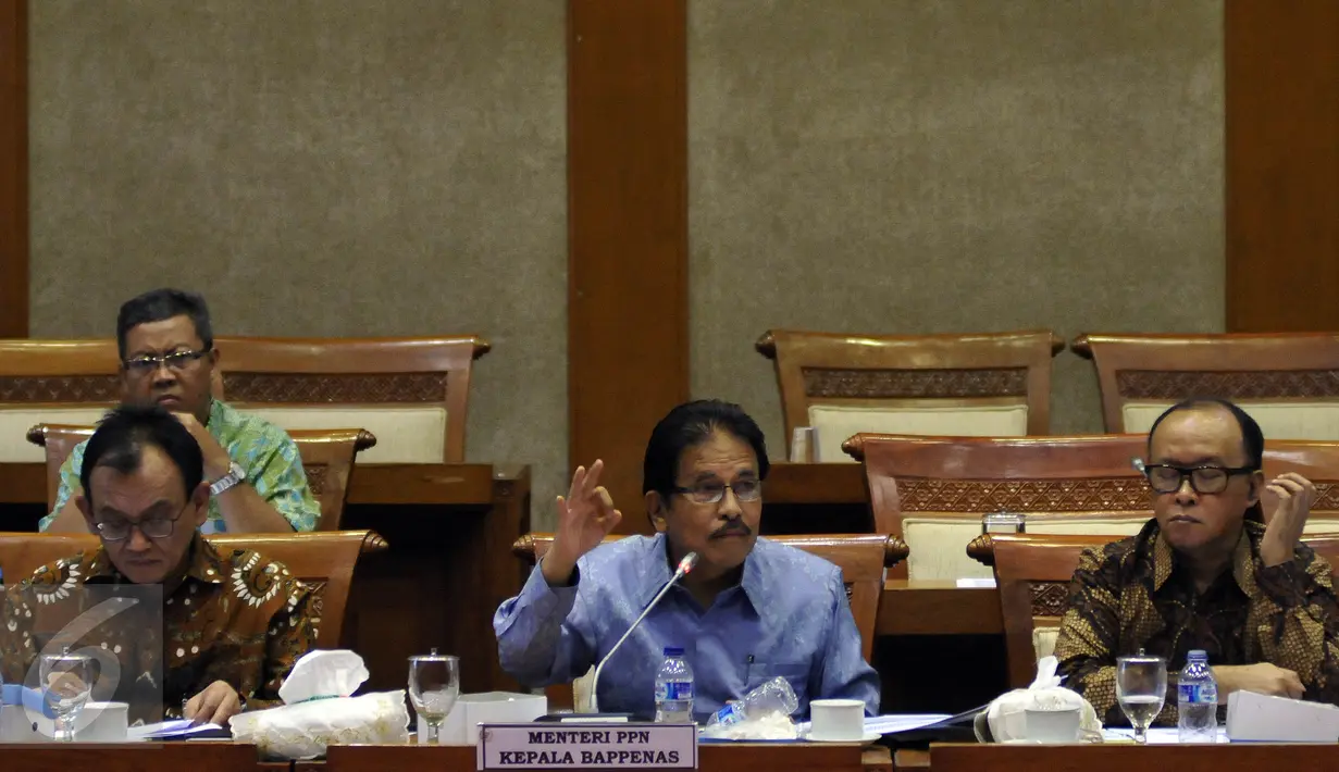 Menteri Bappenas Sofyan Djalil menanggapi pertanyaan Komisi XI dalam rapat kerja di Gedung DPR, Jakarta, Kamis (28/4). Rapat membahas perubahan strategi pembangunan nasional dalam penyusunan Rencana Kerja Pemerintah tahun 2017. (Liputan6.com/Johan Tallo)